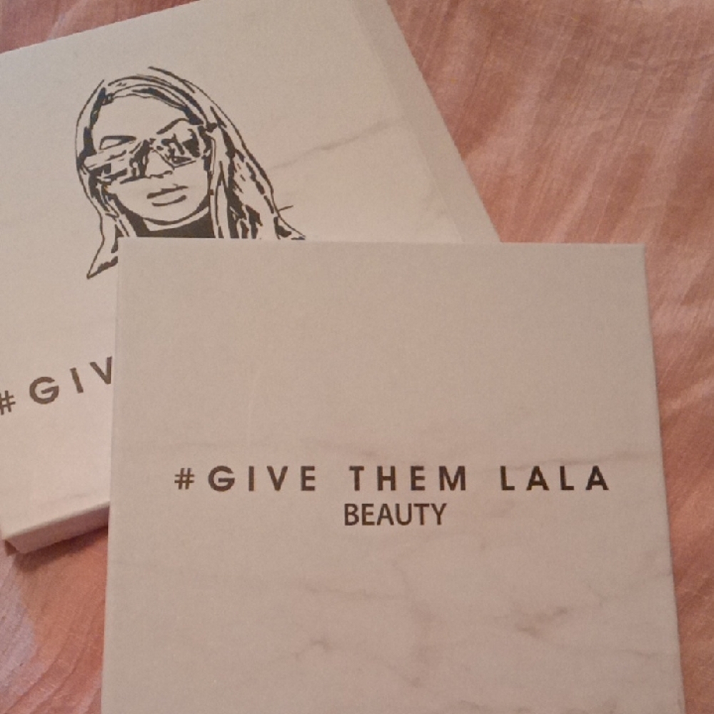 Give Them Lala Beauty The Grown Woman Eyeshadow Palette - Vibrant Shades - Picture 3 of 5
